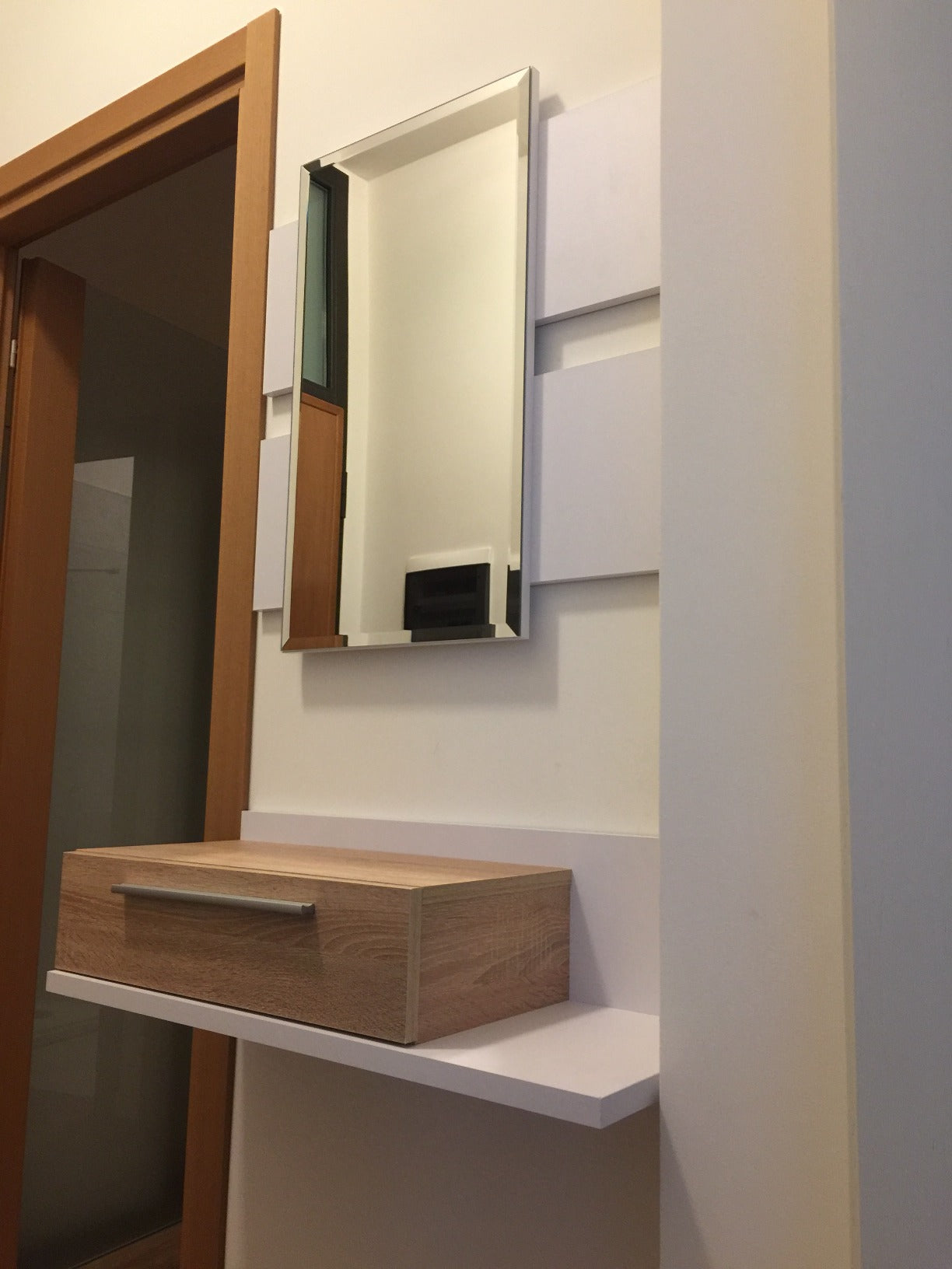 Meuble d'Entrée - Meuble de Rangement Scandinave et Moderne, avec Tiroir et Miroir, Résistant et Stable, Blanc et Chêne Sonoma